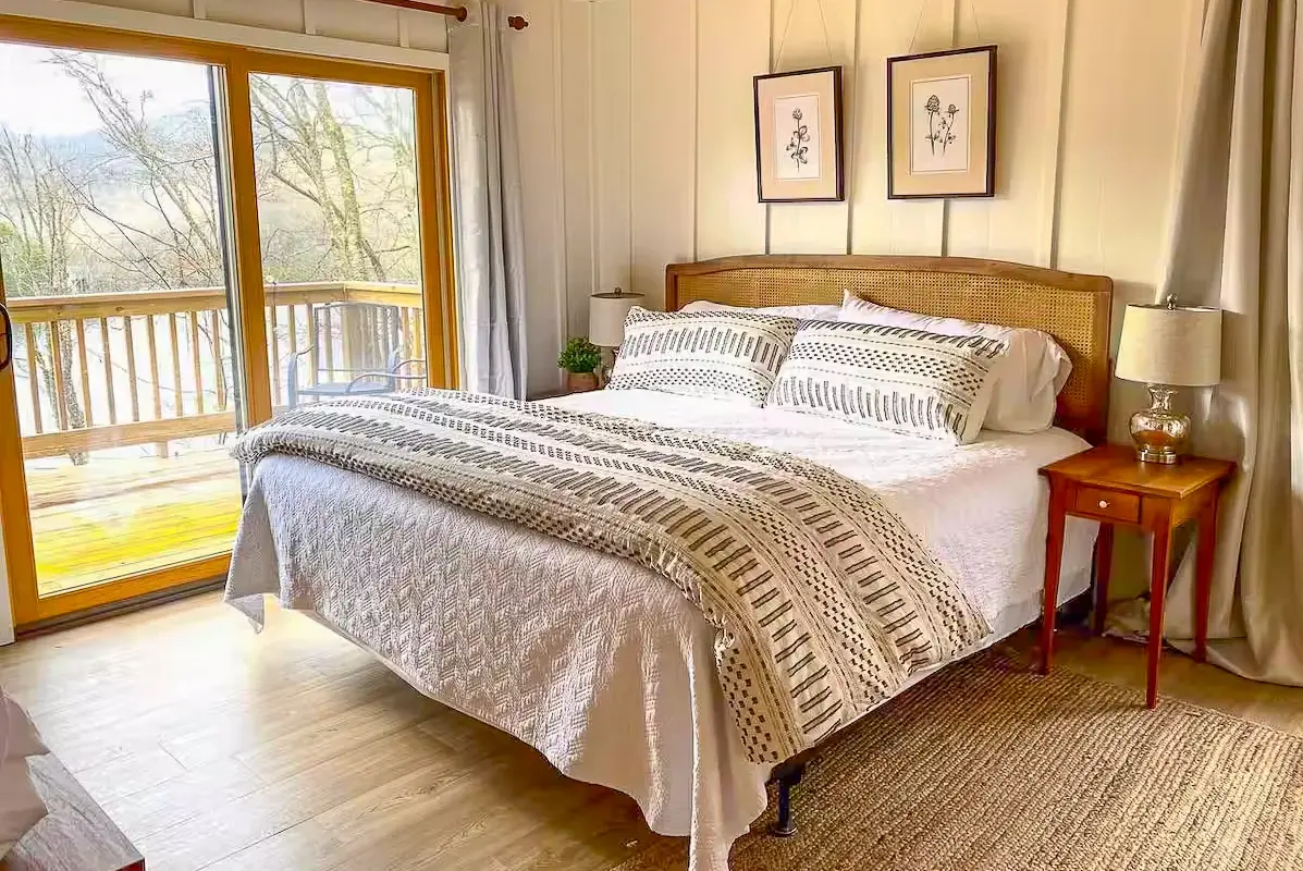 Treetop Cabin - Master Bedroom with King Bed