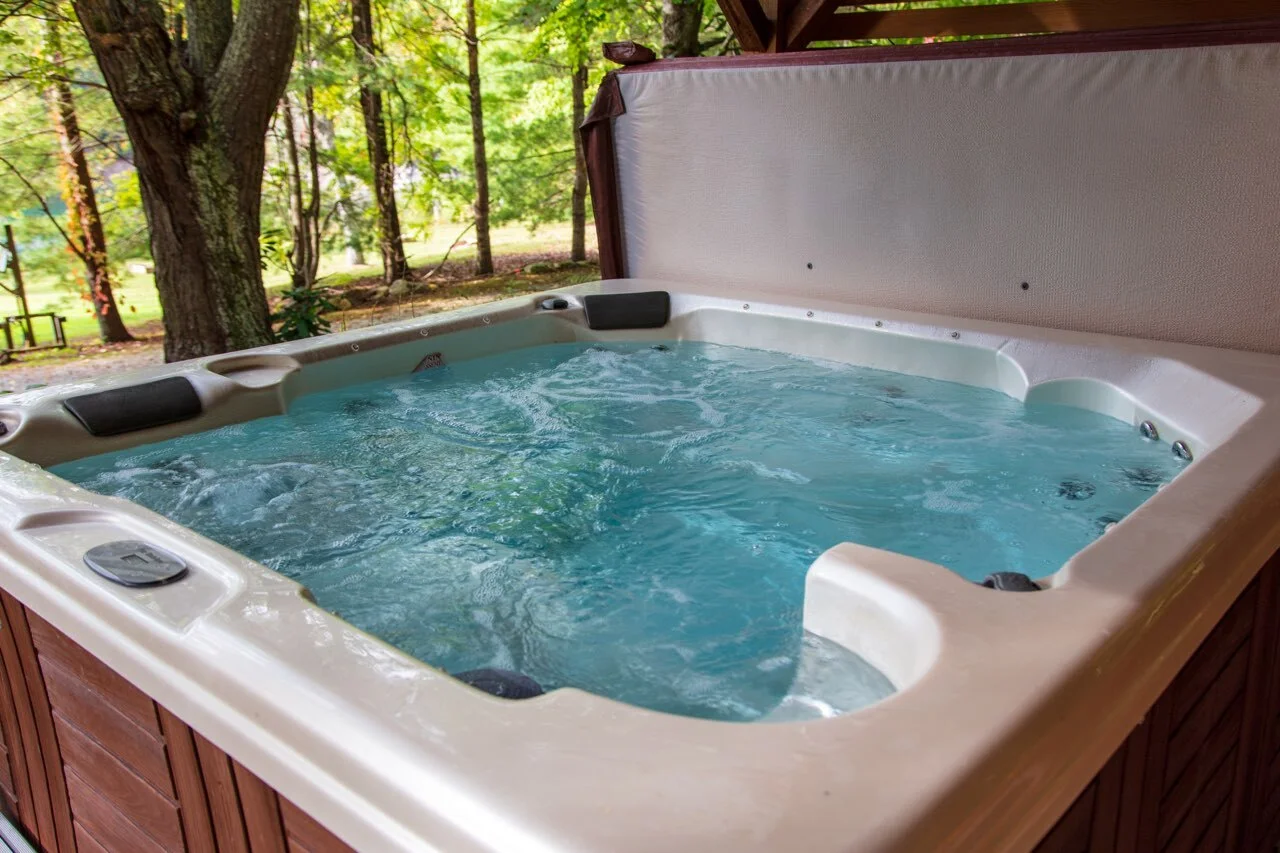 Cozy Lakefront Cabin Jetted Tub