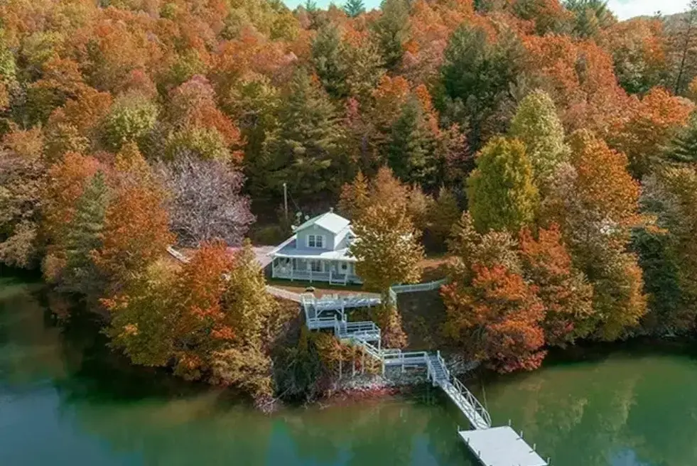 Lakefront cabin rental at nantahala NC